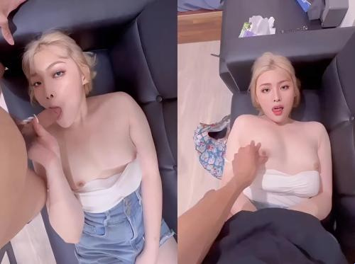 Sugar baby menghisap ayam untuk menyenangkan ayah gulanya