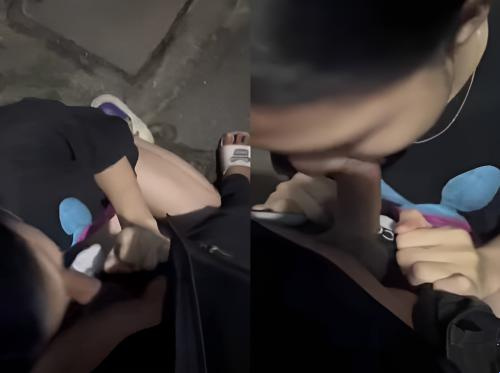 Biarkan aku menghisap penismu tepat di depan pintumu...