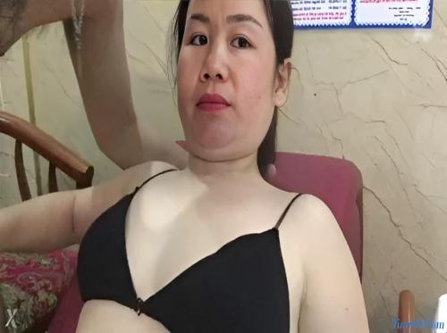 Gadis pesawat yang baru kutemui ingin pergi ke motel untuk menghisap penisku